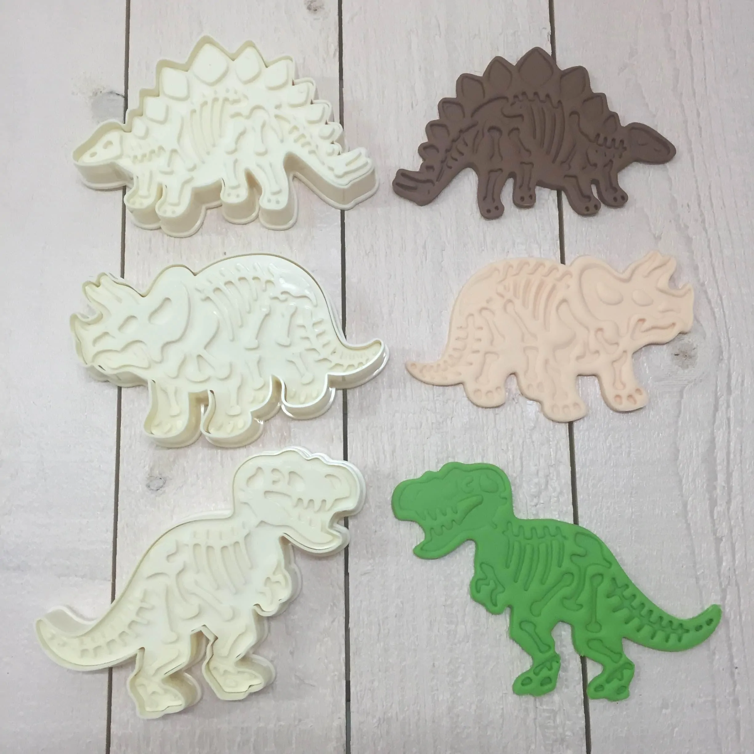 Dino koekjes uitstekers + botten impressie 3 sets bij cake, bake & love 3 Dino koekjes uitstekers + botten impressie 3 sets