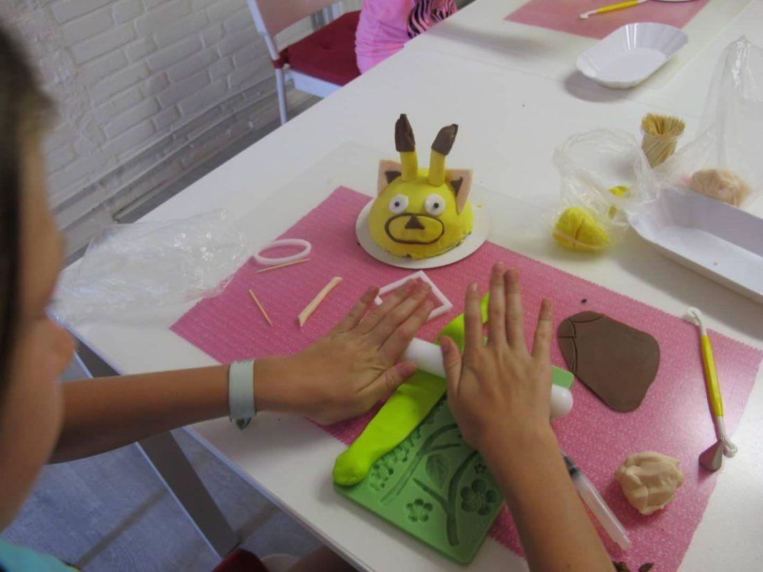 Ga met de kinderen een boltaartje decoreren bij Cake, Bake & Love in