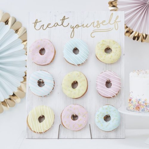 Donut wall - gold treat yourself bij cake, bake & love 5