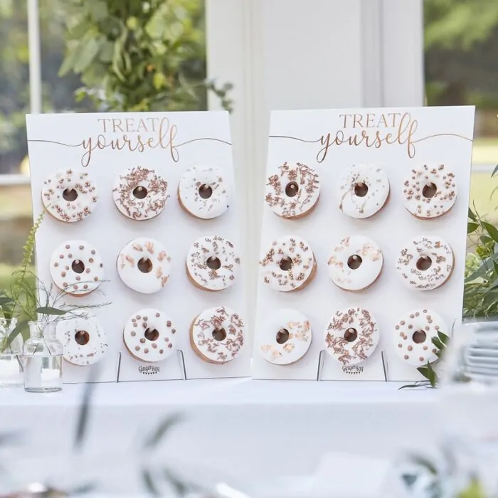 Donut wall - botanical wedding large bij cake, bake & love 5 Donut wall - botanical wedding large