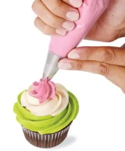 Wilton cupcake decorating set/12 bij cake, bake & love 10