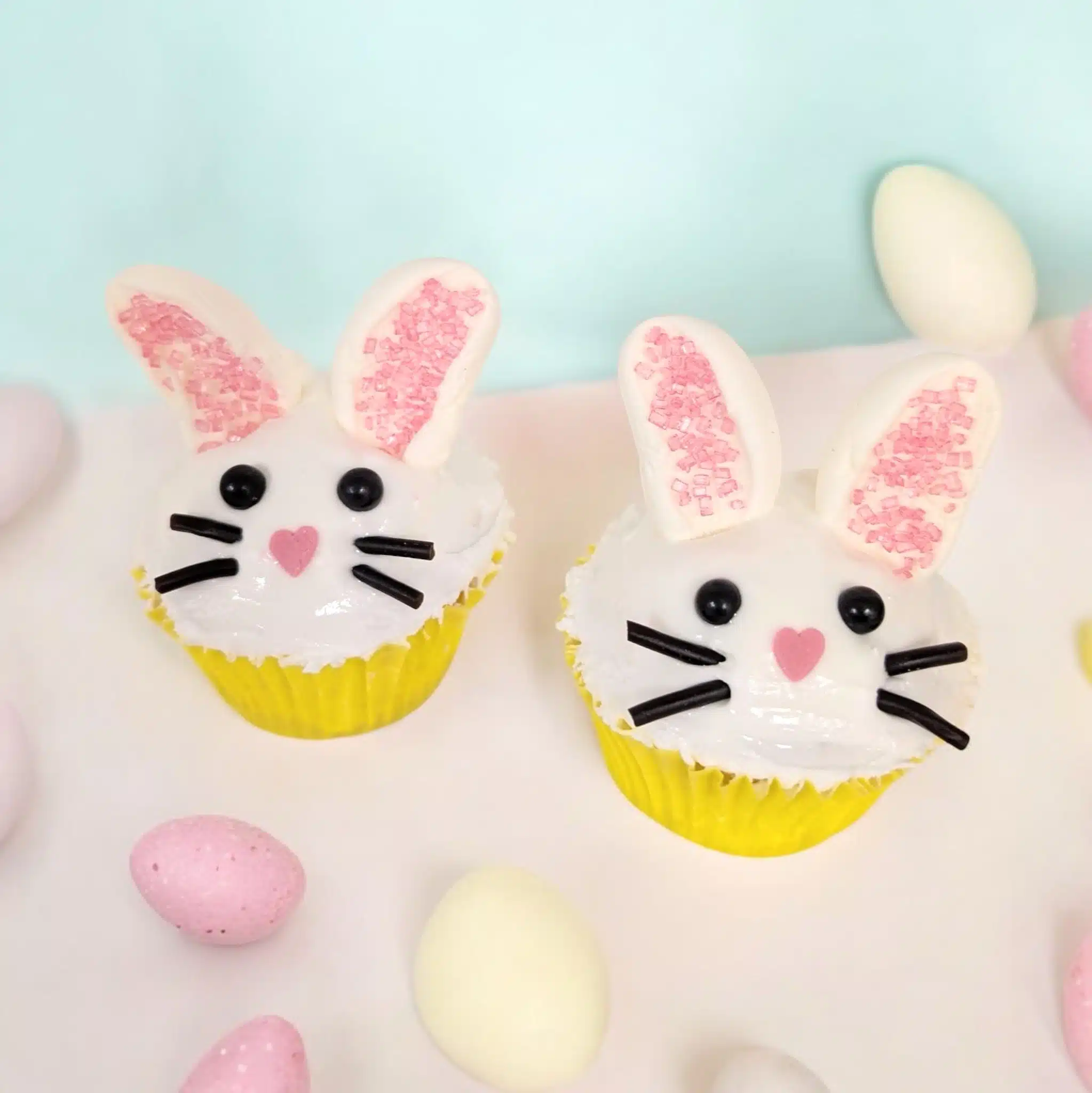 Paashaas cupcakes pakket met stap-voor-stap instructiefilmpje bij cake, bake & love 5 Paashaas cupcakes pakket met stap-voor-stap instructiefilmpje