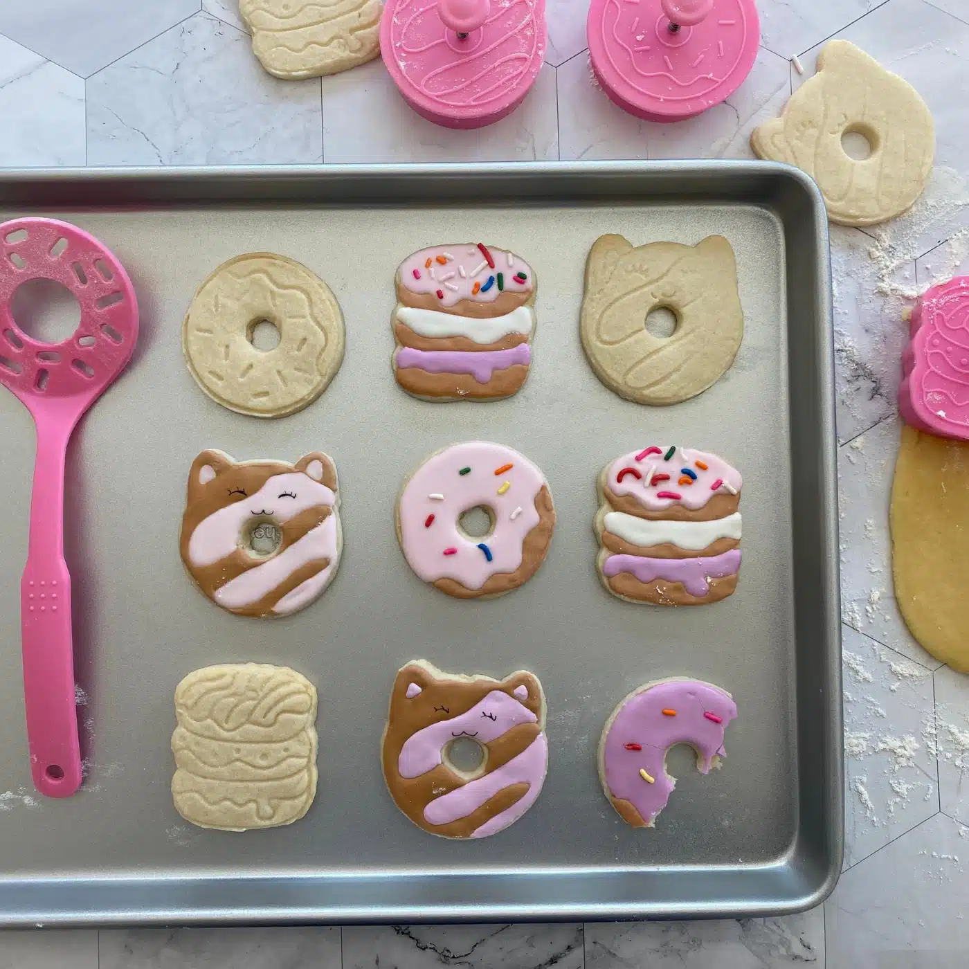 Donut koekjesuitstekers set met impressie + koekjesspatel bij cake, bake & love 6 Donut koekjesuitstekers set met impressie + koekjesspatel - afbeelding 2