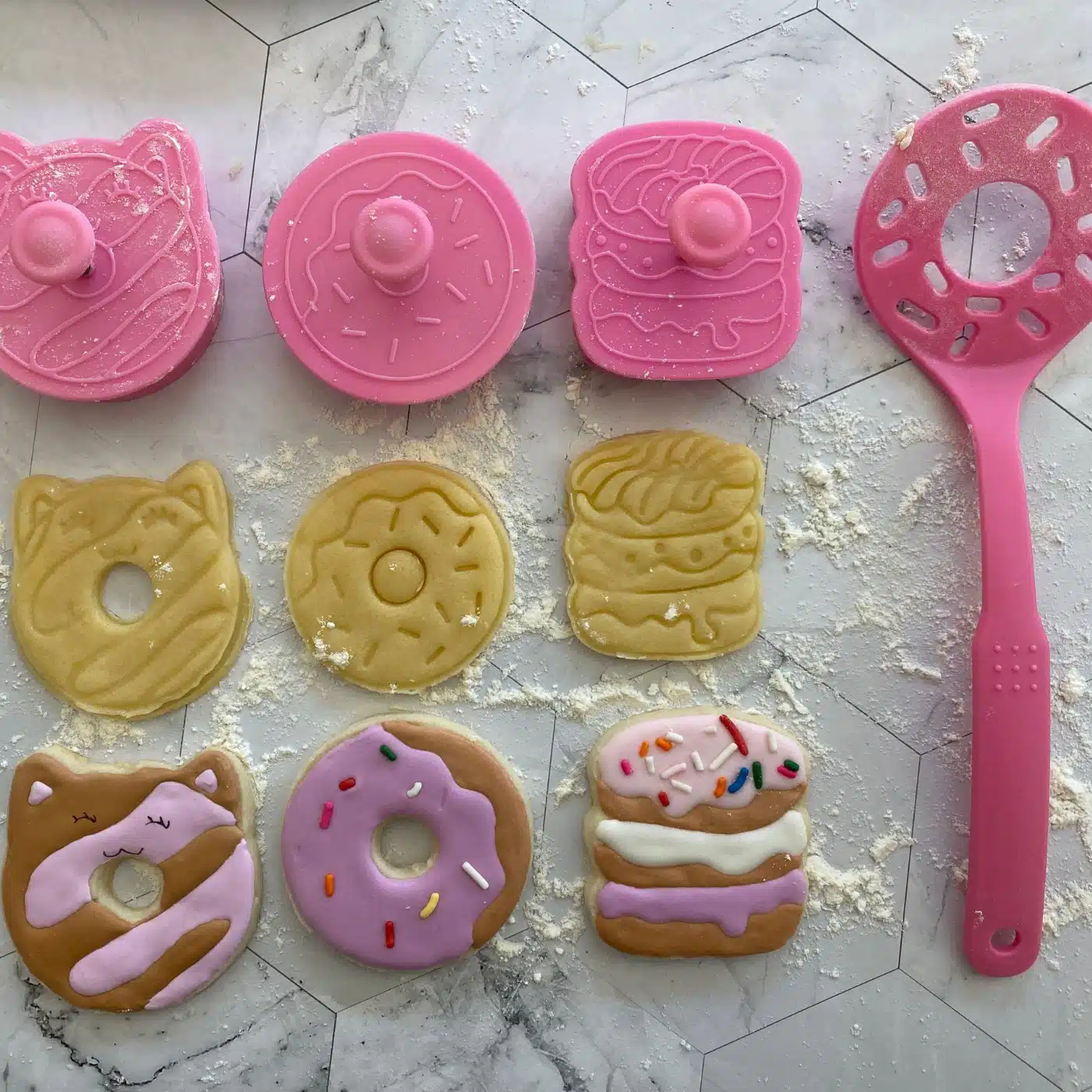 Donut koekjesuitstekers set met impressie + koekjesspatel bij cake, bake & love 7 Donut koekjesuitstekers set met impressie + koekjesspatel - afbeelding 3