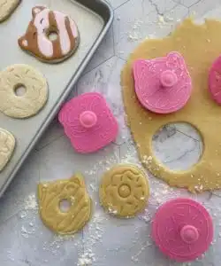 Donut koekjesuitstekers set met impressie + koekjesspatel bij cake, bake & love 15 Donut koekjesuitstekers set met impressie + koekjesspatel bij cake, bake & love 14