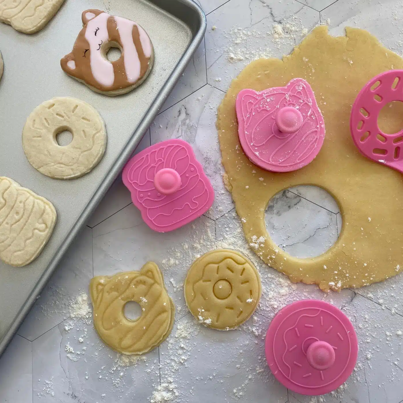 Donut koekjesuitstekers set met impressie + koekjesspatel bij cake, bake & love 8 Donut koekjesuitstekers set met impressie + koekjesspatel - afbeelding 4