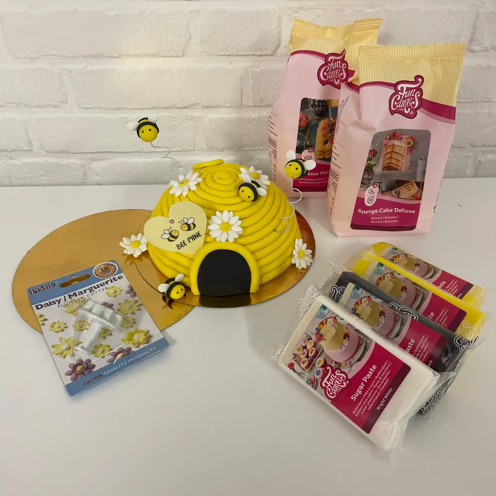 Bee mine bijenkorf taartje pakket + stap-voor-stap instructiefilmpje (zonder bakvorm) bij cake, bake & love 6 Bee mine bijenkorf taartje pakket + stap-voor-stap instructiefilmpje (zonder bakvorm) - afbeelding 2