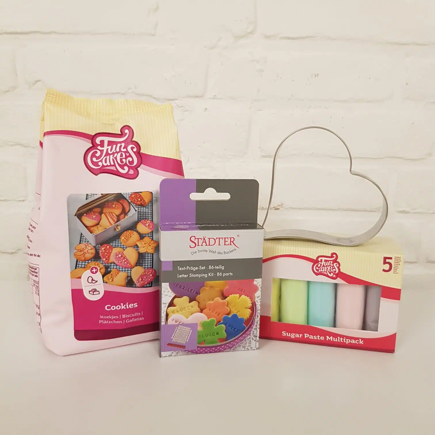 Valentijn koekjes met tekst pakket bij cake, bake & love 5 Valentijn koekjes met tekst pakket