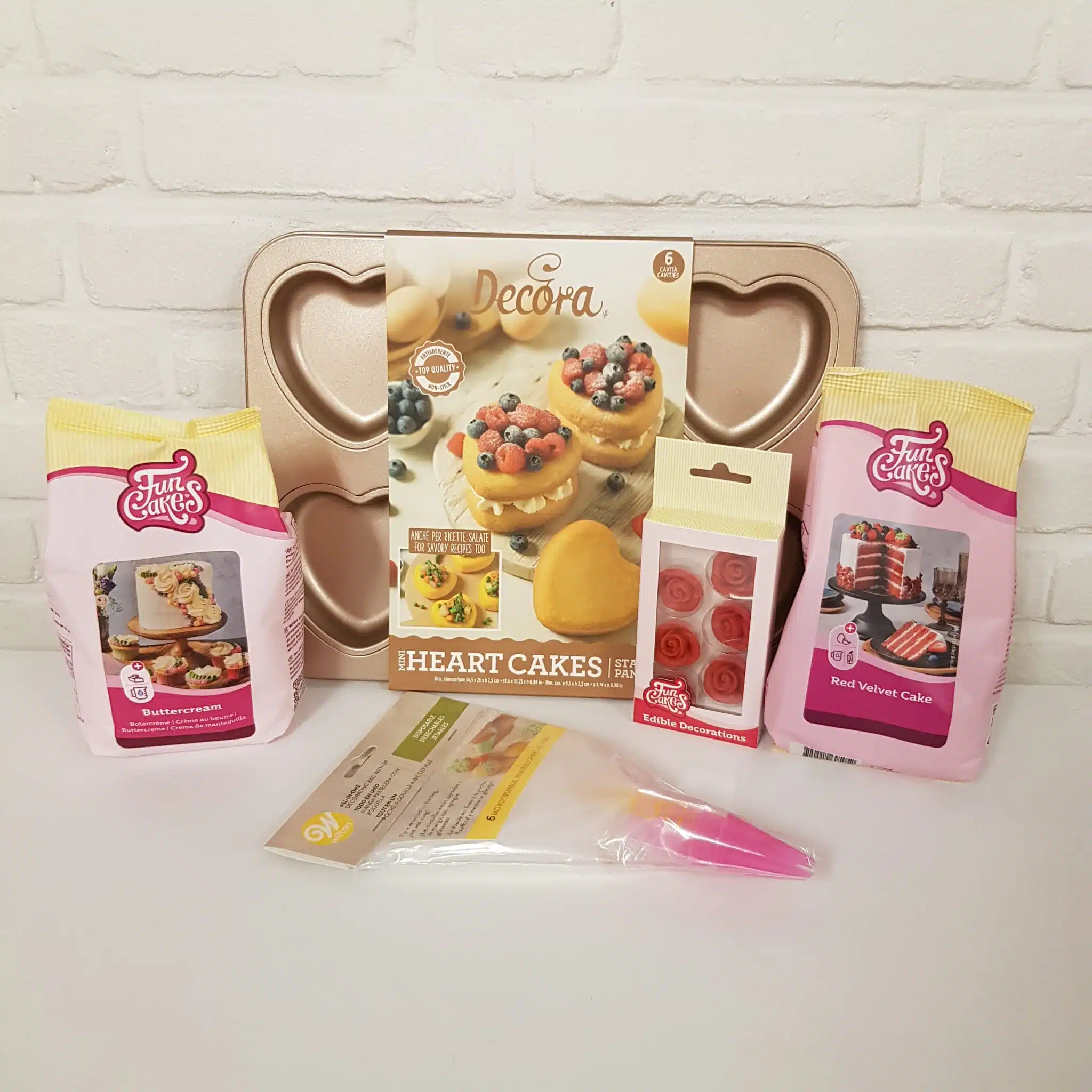 Valentijn mini hart layer red velvet cake pakket met roosjes bij cake, bake & love 5 Valentijn mini hart layer red velvet cake pakket met roosjes