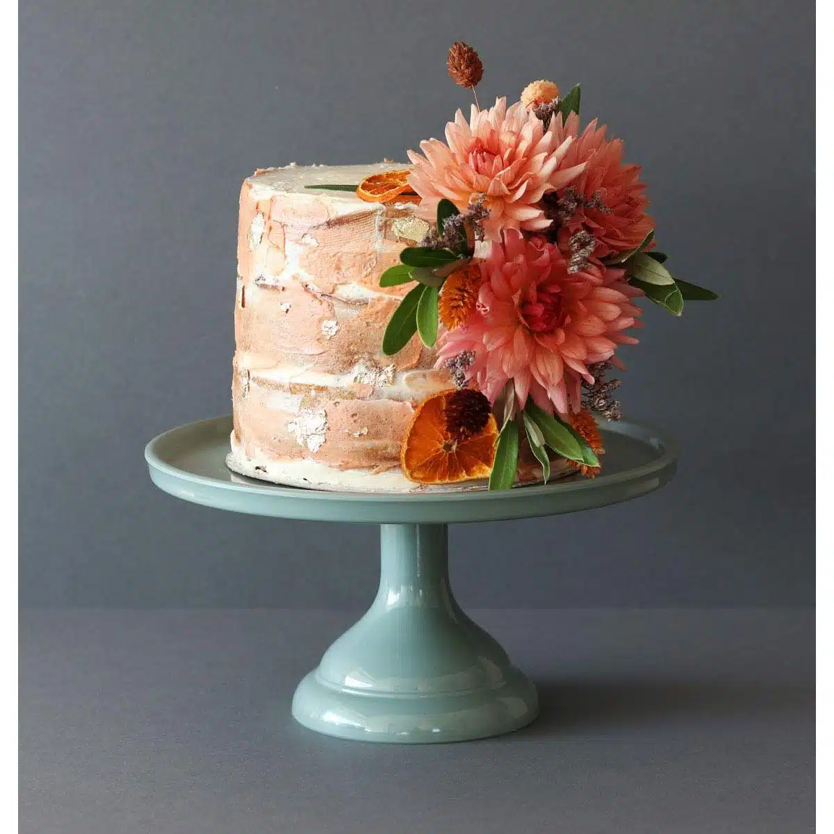 Allc taart standaard small sage green bij cake, bake & love 7 Allc taart standaard small sage green - afbeelding 3