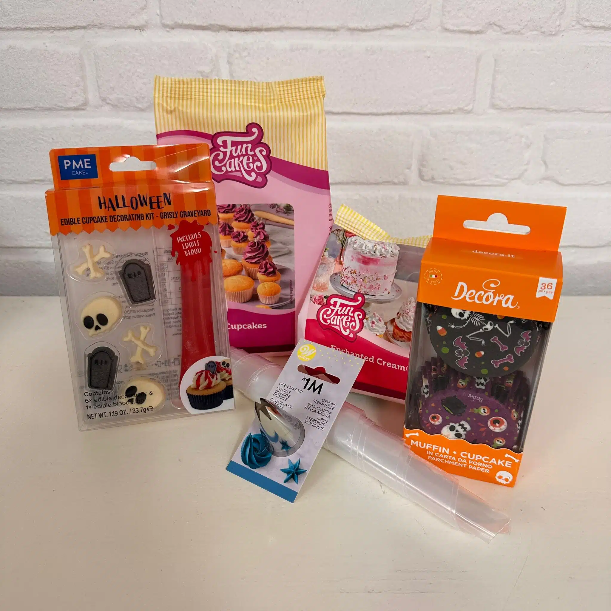 Halloween bloederige graveyard cupcakes pakket bij cake, bake & love 5 Halloween bloederige graveyard cupcakes pakket