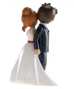 Bruidspaartje rug tegen rug bij cake, bake & love 7