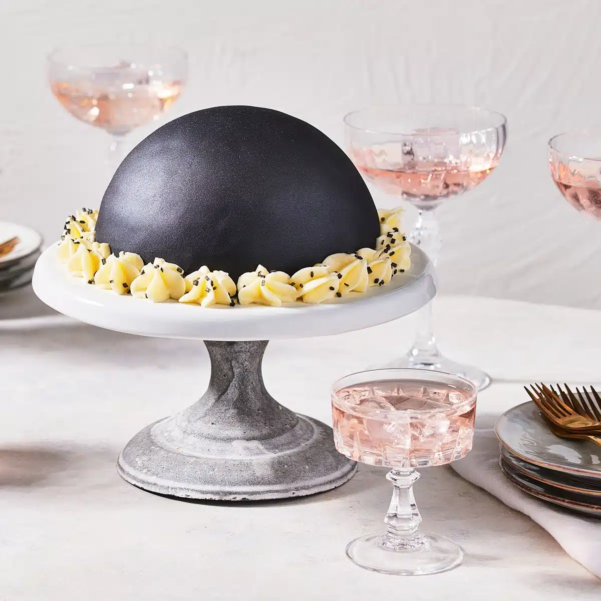 Funcakes metallic spray black 100 ml bij cake, bake & love 6 Funcakes metallic spray black 100 ml - afbeelding 2