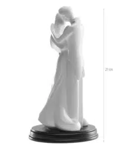 Bruidspaartje kussend bij cake, bake & love 7