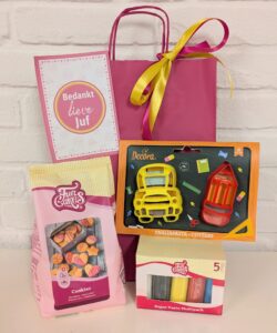 Juf of Meester Cadeautje - Koekjes Pakket Schoolbus en Potlood met fondant