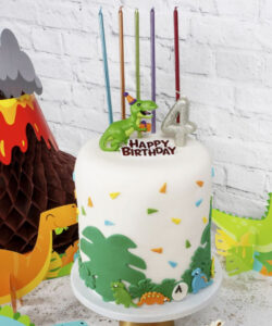Anniversary house dinosaur resin cake topper & red happy birthday motto bij cake, bake & love 11