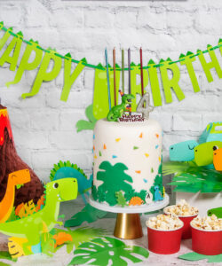 Anniversary house dinosaur resin cake topper & red happy birthday motto bij cake, bake & love 13