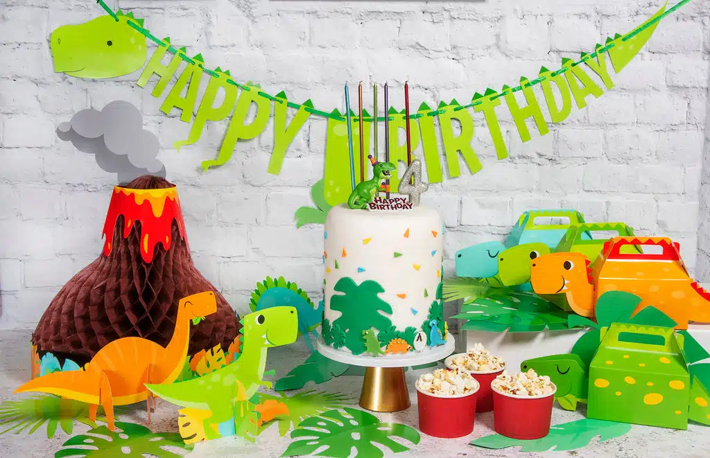 Anniversary house dinosaur resin cake topper & red happy birthday motto bij cake, bake & love 7 Anniversary house dinosaur resin cake topper & red happy birthday motto - afbeelding 3