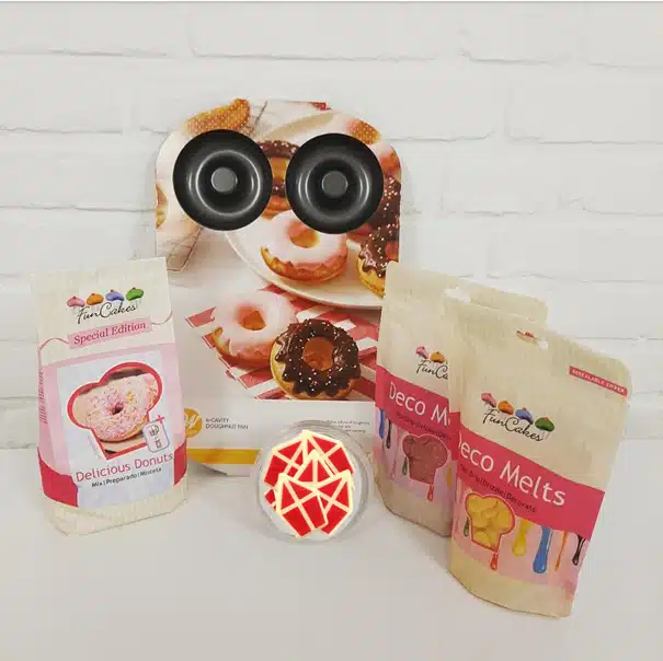 Sinterklaas donuts pakket twee kleuren met chocolade mijters bij cake, bake & love 5 Sinterklaas donuts pakket twee kleuren met chocolade mijters