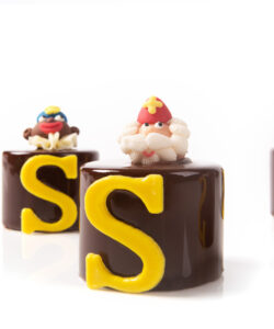 Chocolade letter s geel 5 cm 4 stuks bij cake, bake & love 9