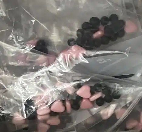 Pakketproduct: zakje met zwarte parels - roze hartjes - dropveter bij cake, bake & love 5 Pakketproduct: zakje met zwarte parels - roze hartjes - dropveter