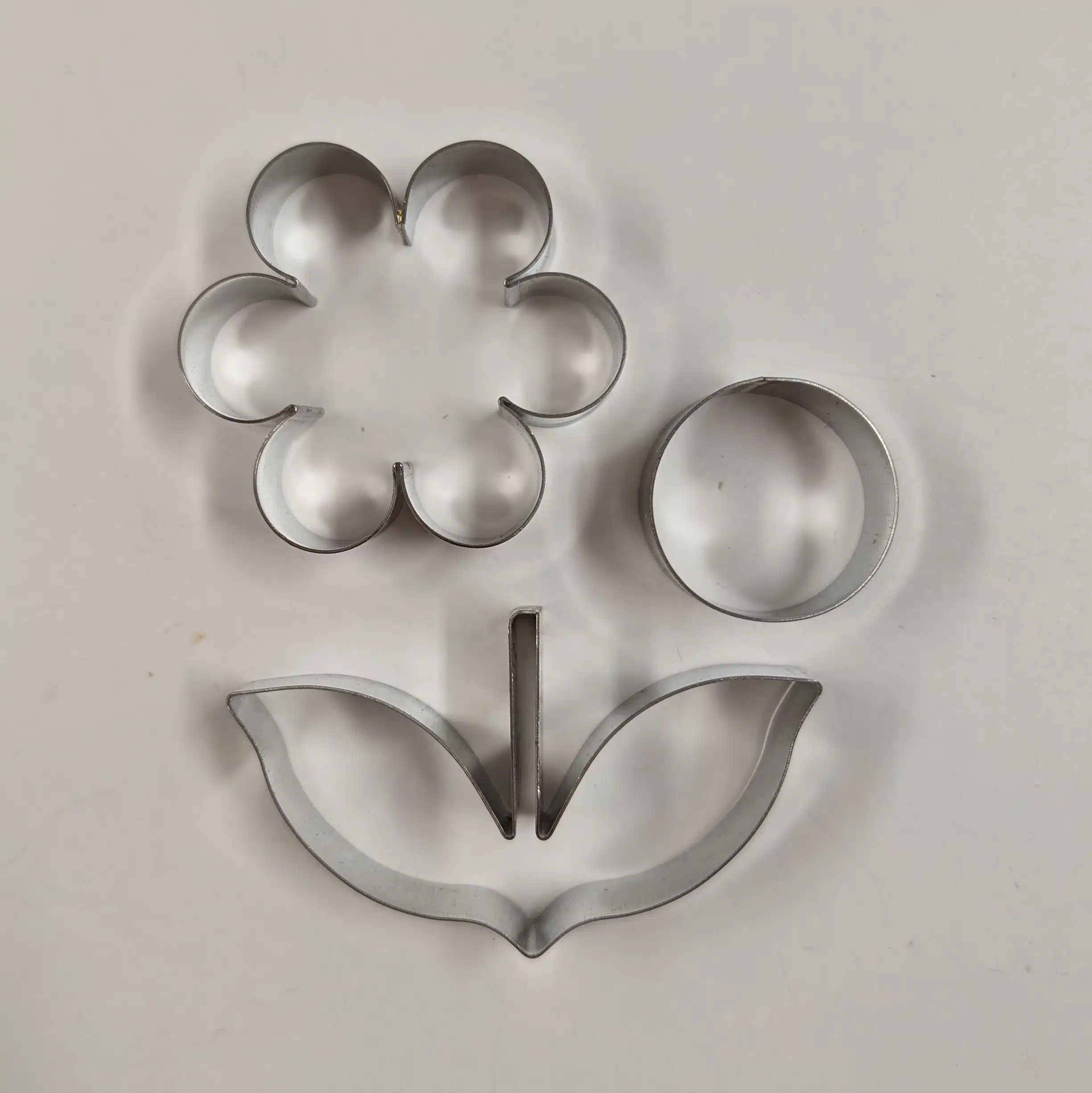 Cakes4fun cutter - flower and leaf bij cake, bake & love 5 Cakes4fun cutter - flower and leaf