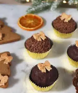 Alternative view of pme kerst eetbare suikerdecoraties - linten en strikken (24 stuks)