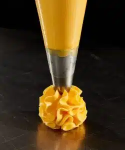 Colour mill piping tip - 2e m drop flower bij cake, bake & love 11 Colour mill piping tip - 2e m drop flower bij cake, bake & love 10