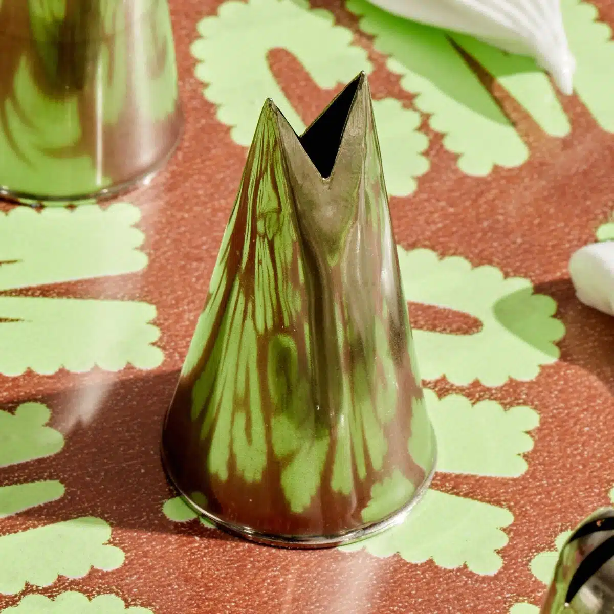 Colour mill piping tip - 353m leaf bij cake, bake & love 7 Colour mill piping tip - 353m leaf - afbeelding 3