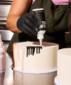 Colour mill choco drip 125g - black bij cake, bake & love 11 Colour mill choco drip 125g - black bij cake, bake & love 10