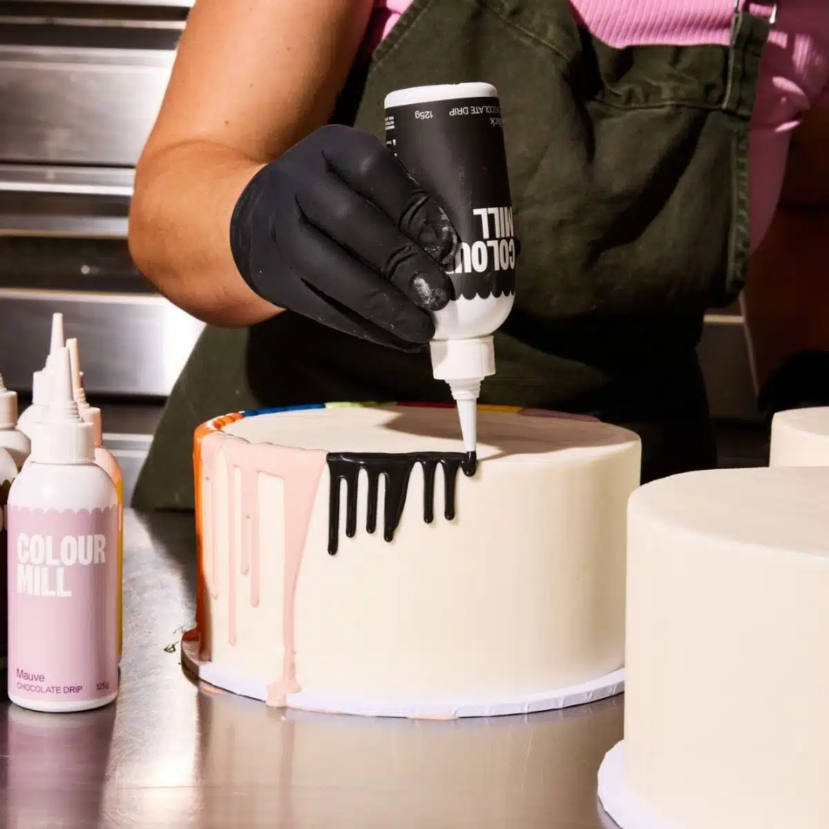 Colour mill choco drip 125g - black bij cake, bake & love 7 Colour mill choco drip 125g - black - afbeelding 3