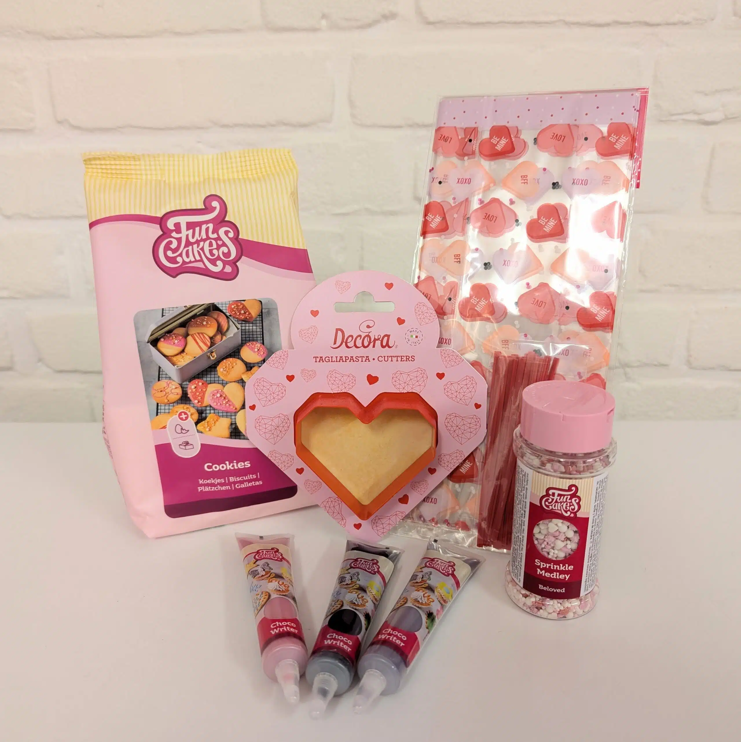 Valentijn koekjes met choco writers pakket bij cake, bake & love 5 Valentijn koekjes met choco writers pakket