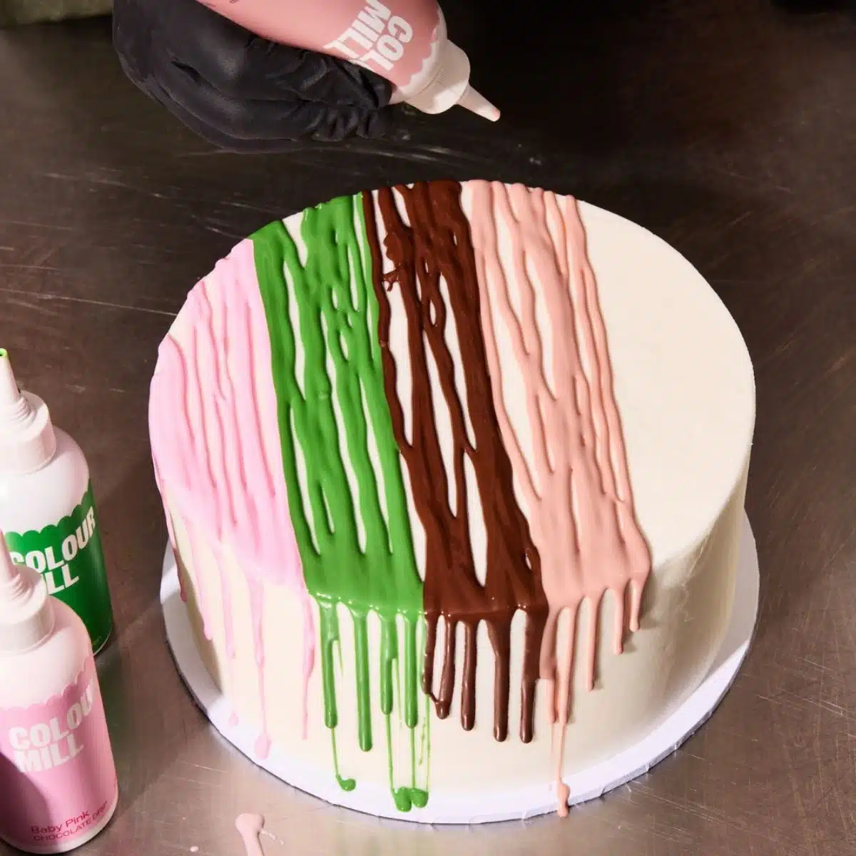 Colour mill choco drip 125g - dusk bij cake, bake & love 7 Colour mill choco drip 125g - dusk - afbeelding 3