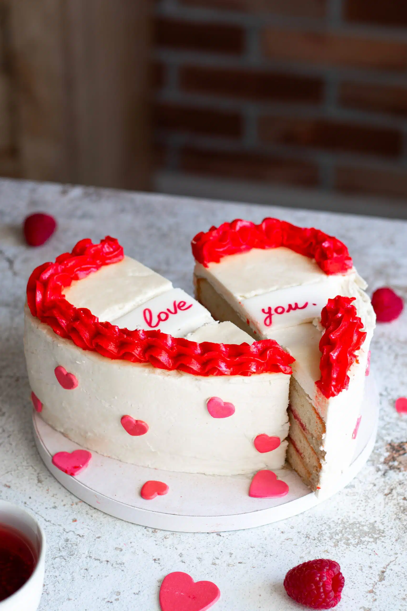 Suikerdecoratie rode hartjes 16 stuks bij cake, bake & love 8 Suikerdecoratie rode hartjes 16 stuks - afbeelding 4