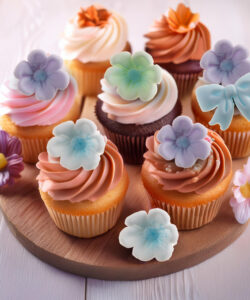 Dekora suiker bloemen & blauwe strikken 10 stuks bij cake, bake & love 14