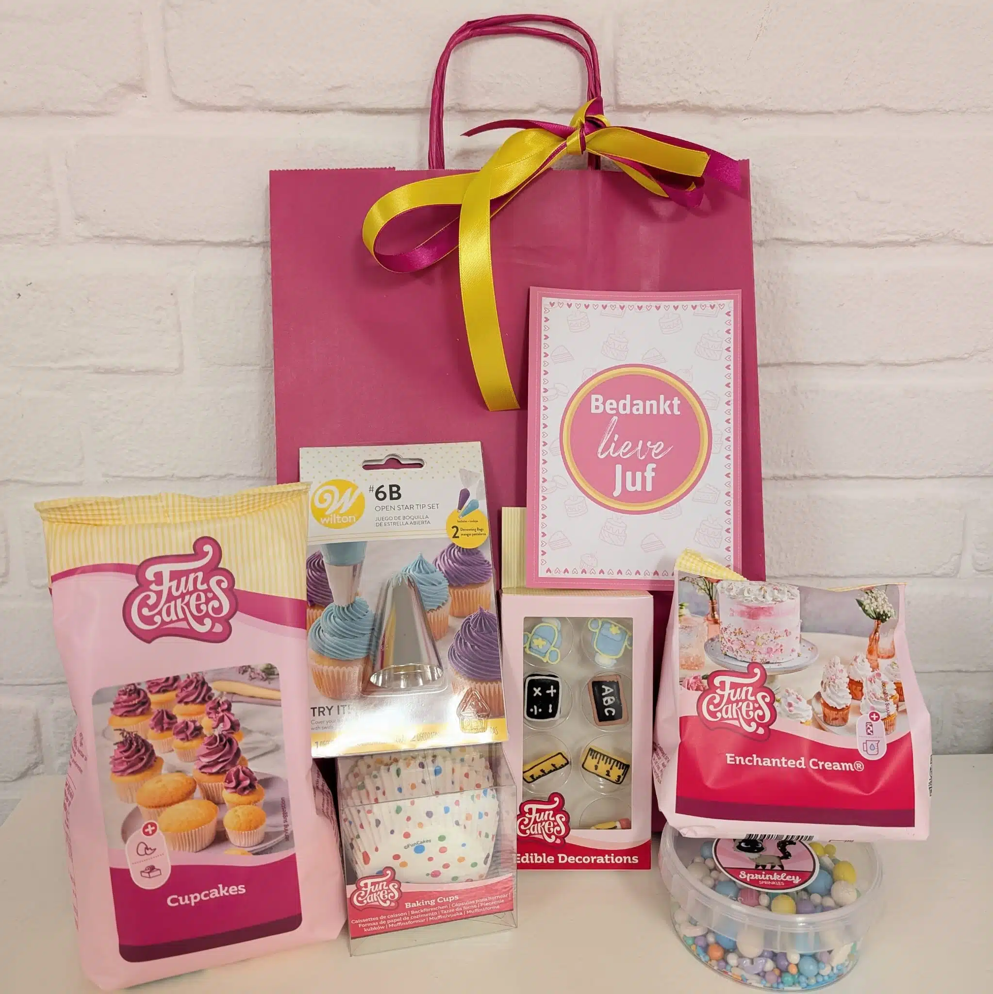 Juf of meester cadeautje - school cupcakes pakket xl bij cake, bake & love 5 Juf of meester cadeautje - school cupcakes pakket xl