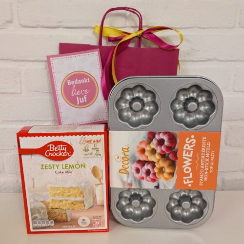 Juf of meester cadeautje - bloemen cakejes pakket