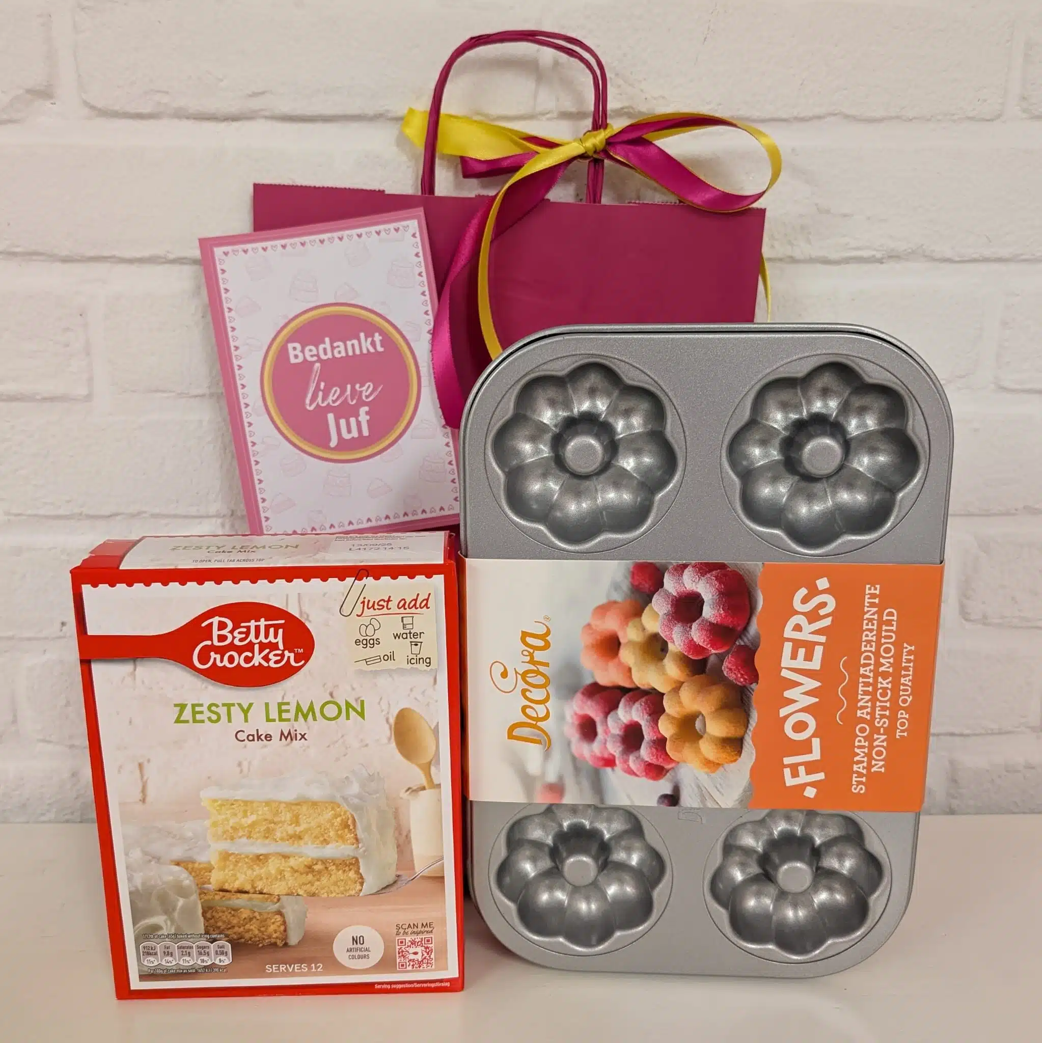 Juf of meester cadeautje - bloemen cakejes pakket bij cake, bake & love 3 Juf of meester cadeautje - bloemen cakejes pakket