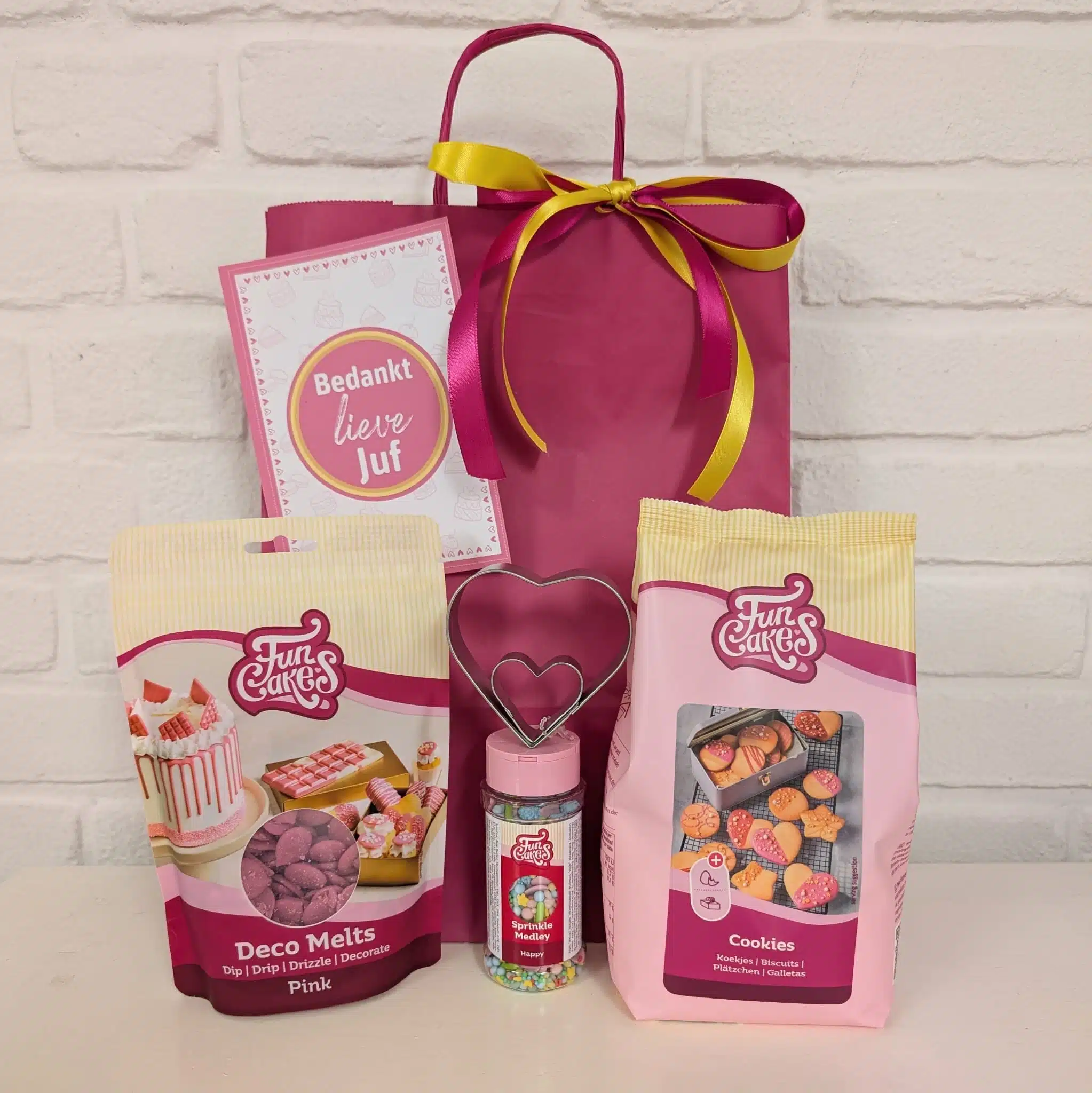Juf of meester cadeautje - dubbel hartjes koekjes pakket bij cake, bake & love 5 Juf of meester cadeautje - dubbel hartjes koekjes pakket