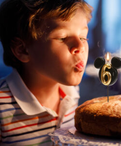 Dekora kaarsje mickey mouse nummer 6 bij cake, bake & love 14