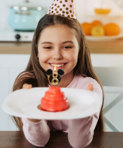 Dekora kaarsje mickey mouse nummer 8 bij cake, bake & love 16