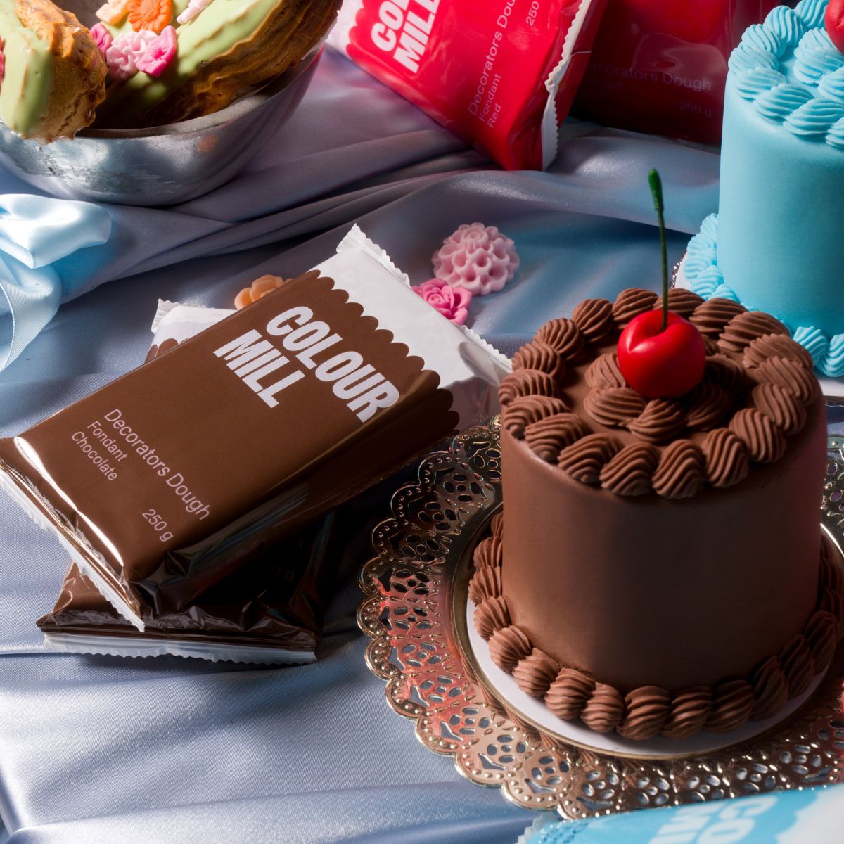 Colour mill fondant decorators dough chocolade bruin 250g bij cake, bake & love 6 Colour mill fondant decorators dough chocolade bruin 250g - afbeelding 2