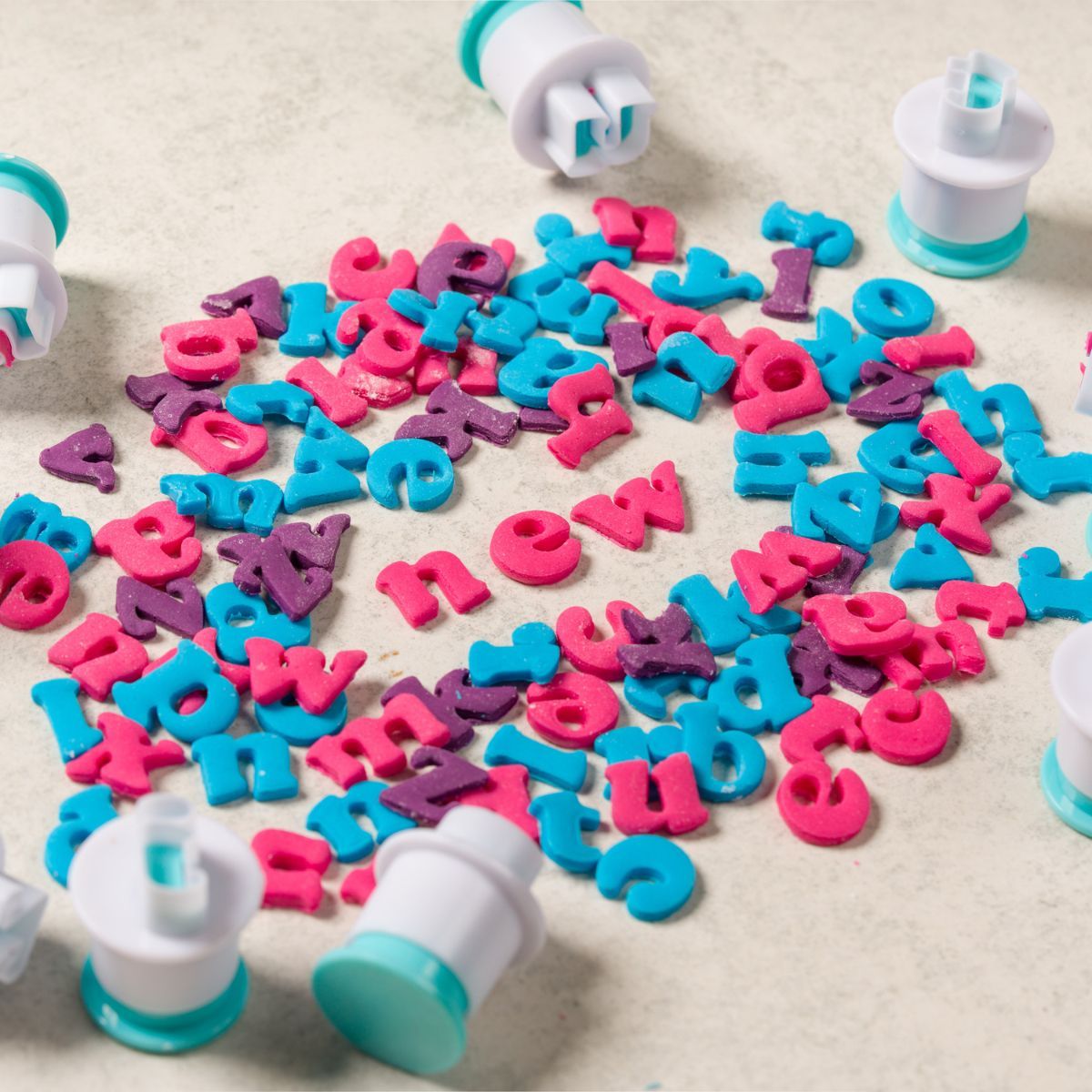 Loyal uitstekers mini alfabet hoofdletters set/26 bij cake, bake & love 8 Loyal uitstekers mini alfabet hoofdletters set/26 - afbeelding 4