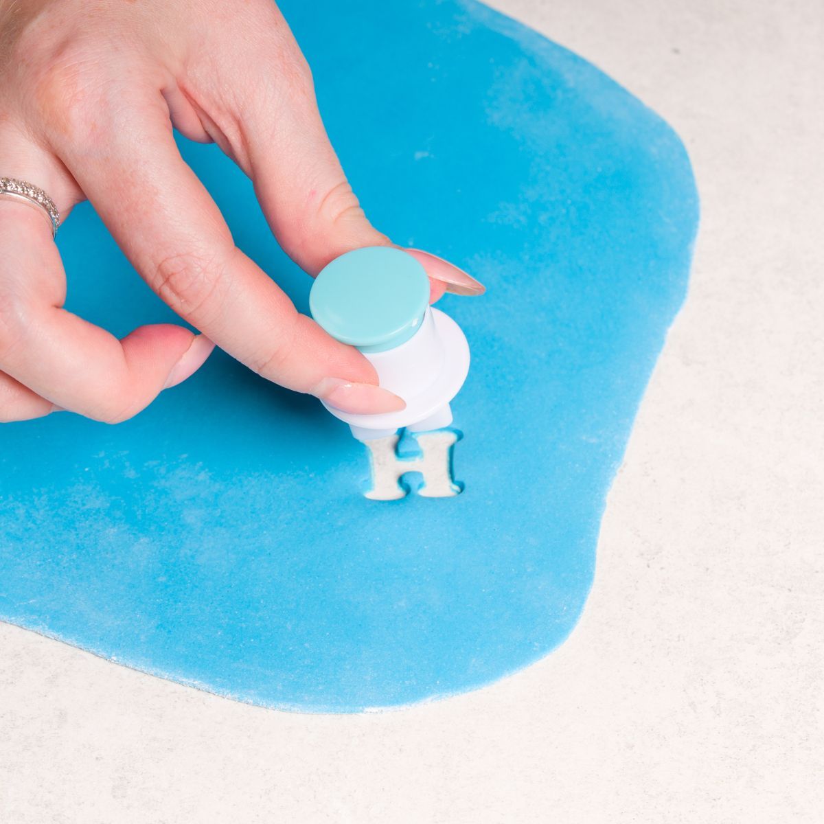 Loyal uitstekers mini alfabet hoofdletters set/26 bij cake, bake & love 9 Loyal uitstekers mini alfabet hoofdletters set/26 - afbeelding 5