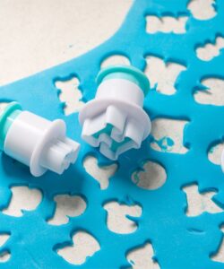 Loyal uitstekers mini alfabet hoofdletters set/26 bij cake, bake & love 20 Loyal uitstekers mini alfabet hoofdletters set/26 bij cake, bake & love 19