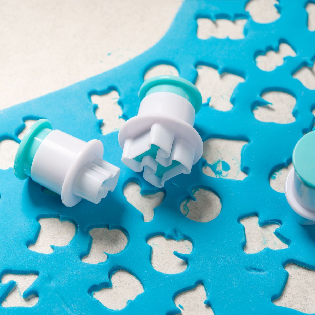 Loyal uitstekers mini alfabet hoofdletters set/26 bij cake, bake & love 10 Loyal uitstekers mini alfabet hoofdletters set/26 - afbeelding 6