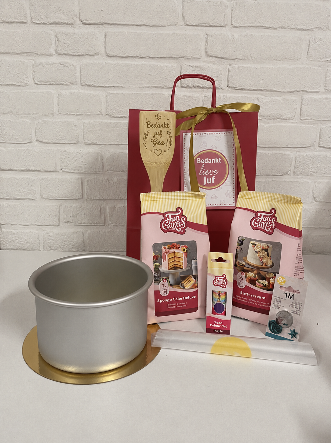 Juf of meester cadeautje - taart pakket met gegraveerde spatel bij cake, bake & love 3 Juf of meester cadeautje - taart pakket met gegraveerde spatel