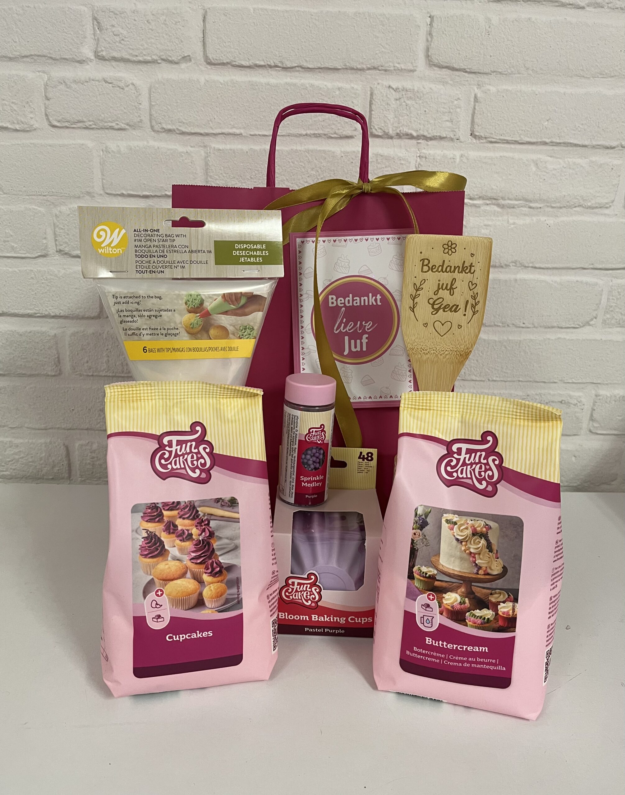 Juf of meester cadeautje - cupcakes met gegraveerde spatel bij cake, bake & love 5 Juf of meester cadeautje - cupcakes met gegraveerde spatel