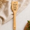 Juf of meester cadeautje – gegraveerde houten spatel voor de meester bij cake, bake & love 2 Juf of meester cadeautje – gegraveerde houten spatel voor de meester bij cake, bake & love 1