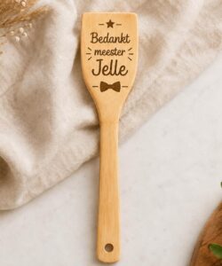 Juf of Meester Cadeautje – Gegraveerde Houten Spatel voor de Meester